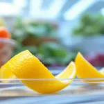 entdecken sie, warum manche menschen eine zitronenschale im kühlschrank aufbewahren und welche vorteile dies für frische und geruch hat.